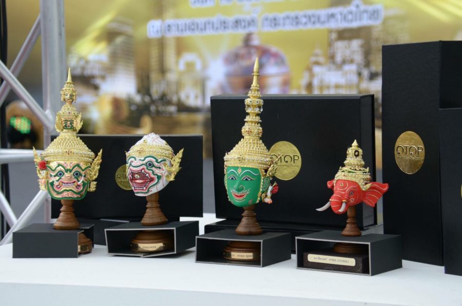 ศิลปาชีพประทีปไทย OTOP ก้าวไกลด้วยพระบารมี อลังการผ้าไทยกว่าแสนผืน สุดยอดงานหัตถศิลป์จากทั่วประเทศ